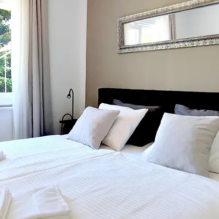 Antinous Apartment Split